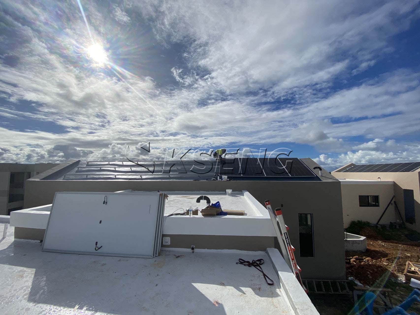 Zonne-energieoplossing op het dak in de Verenigde Staten