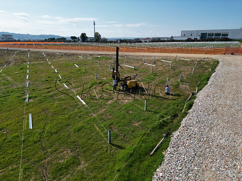 High-efficiency photovoltaic tracking system for utility-scale solar farms